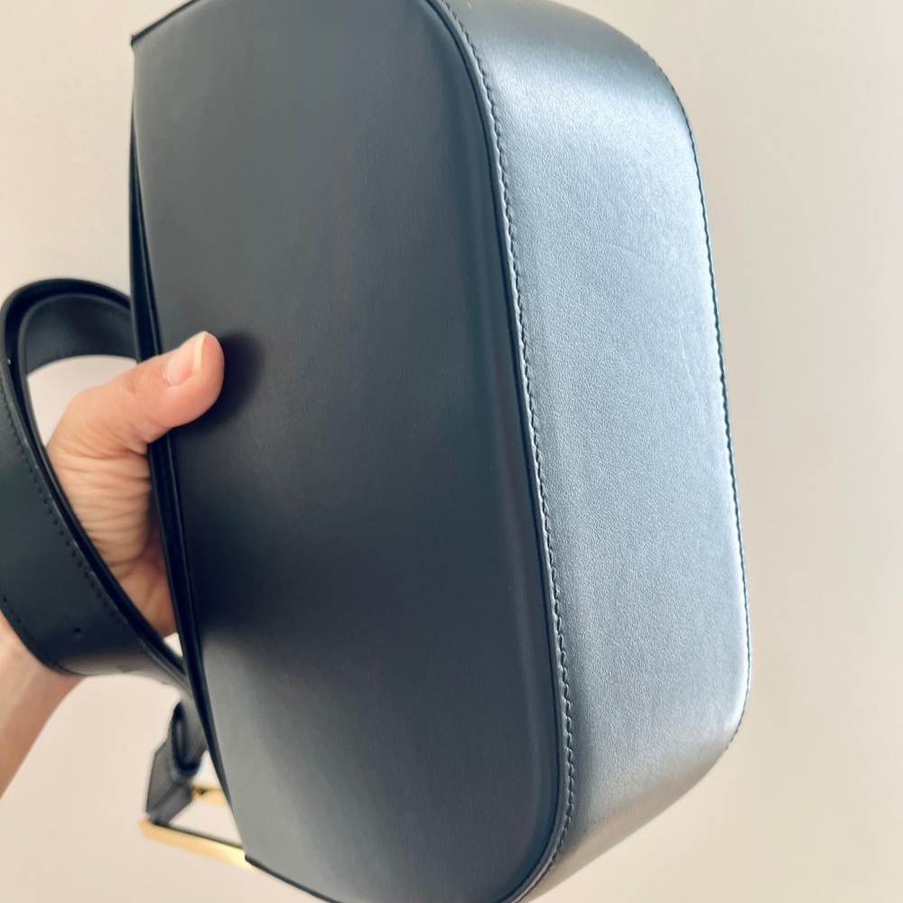 DeMellier Bergen bag. Sculptural classic baguette bag with great functionality. - Picture 4 of 7